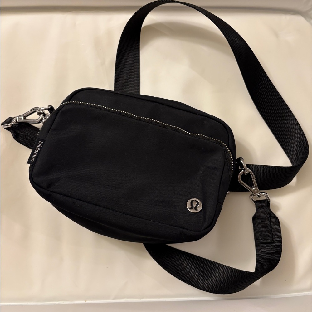 Lululemon 3L cross body bag Black barely used
